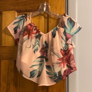 Guess Crop off the shoulder tropical floral